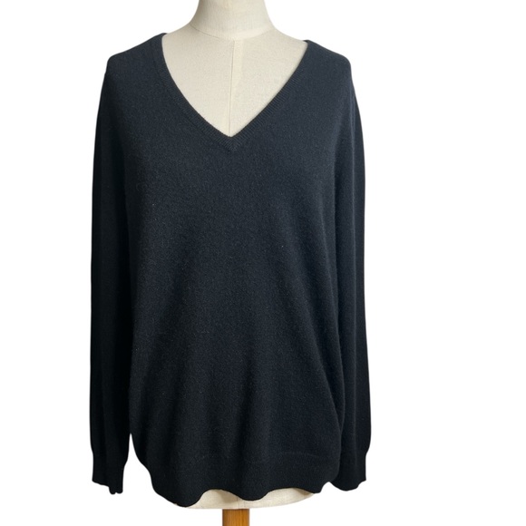Bloomingdale’s Black 2 Ply Cashmere V-Neck Sweater – Luxurious & Soft - Picture 1 of 6